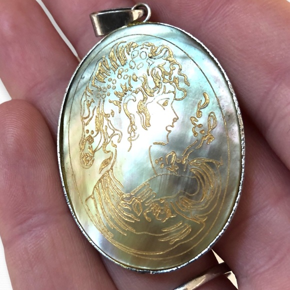 Large mother of Pearl cameo pendant - Picture 3 of 3